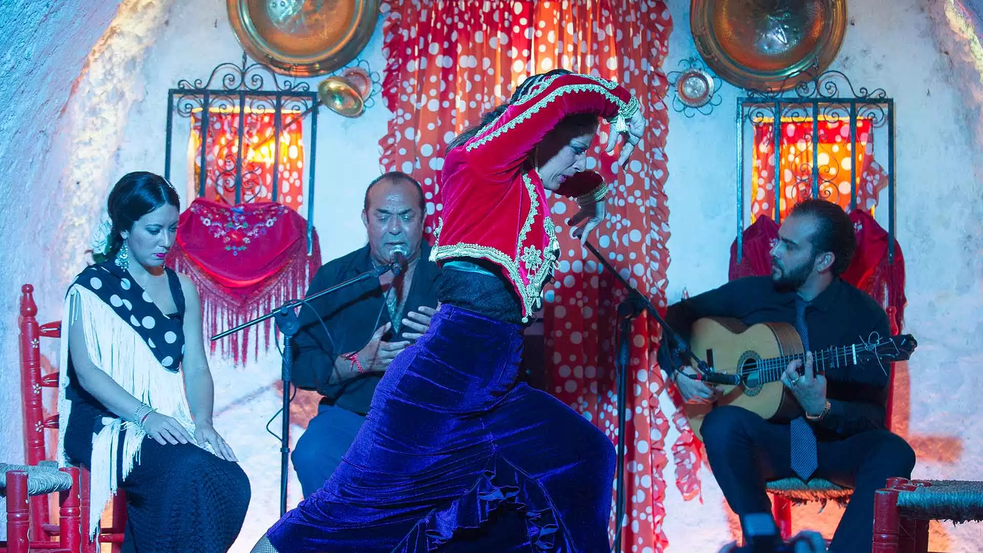 Authentic flamenco show in the Sacromonte caves of Granada with live guitar and passionate flamenco singing from local artists.
