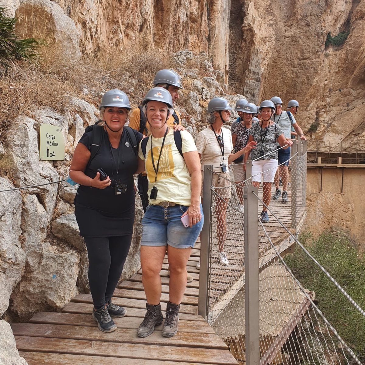 Ejercicio de colaboración y liderazgo durante experiencia de Team Building en Caminito del Rey, Andalucía